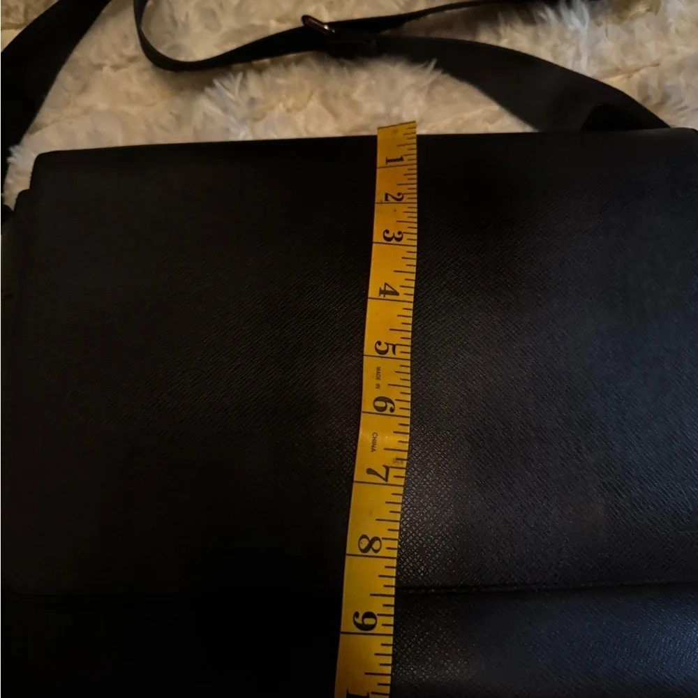 Louis Vuitton Taiga Roman MM Shoulder Bag Messager  Crossbody Bag.